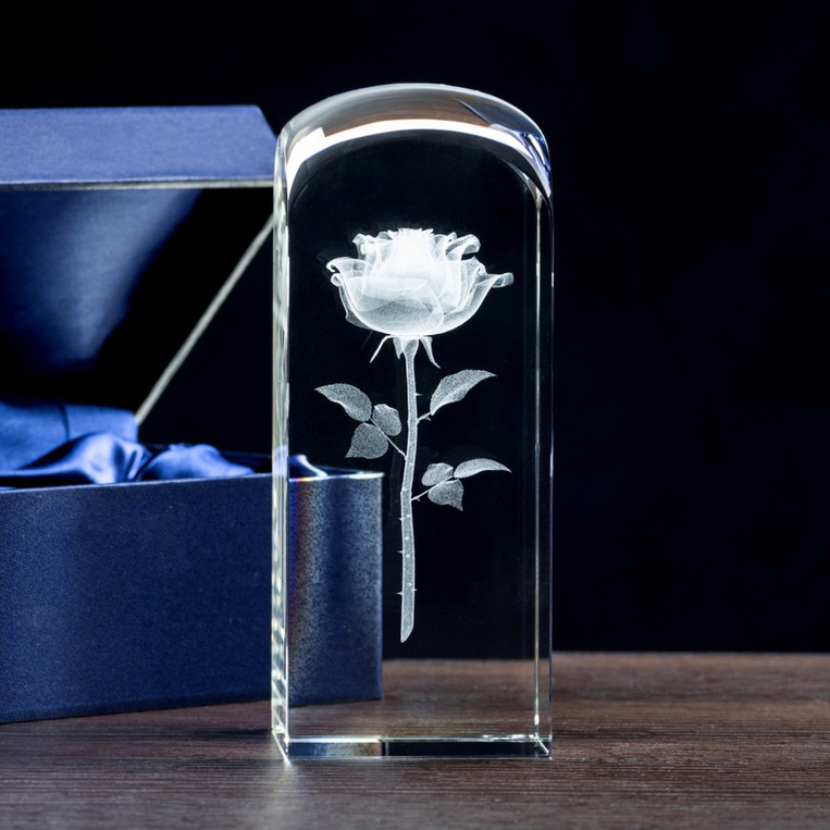 Róża 3D Wygrawerowana wewnątrz statuetki - PREZENT DLA NIEJ