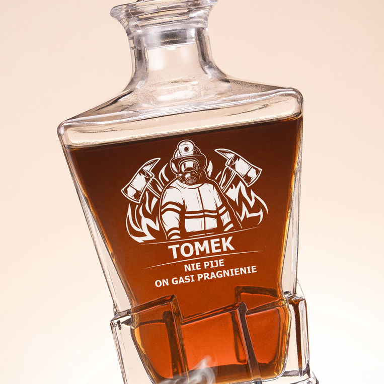 Zestaw do whisky DLA STRAŻAKA z humorem – „ON GASI PRAGNIENIE”