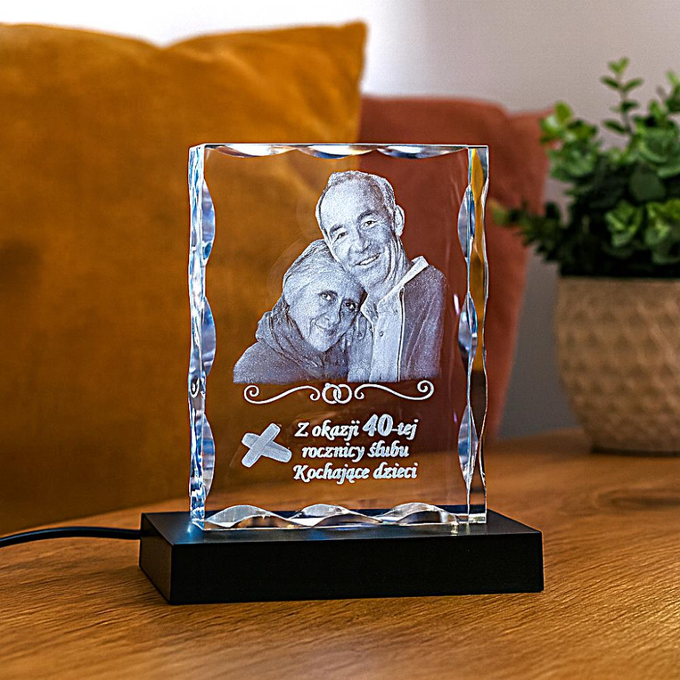 Kryształowa statuetka 2D z grawerem zdjęcia pary – zestaw z podstawką LED i etui