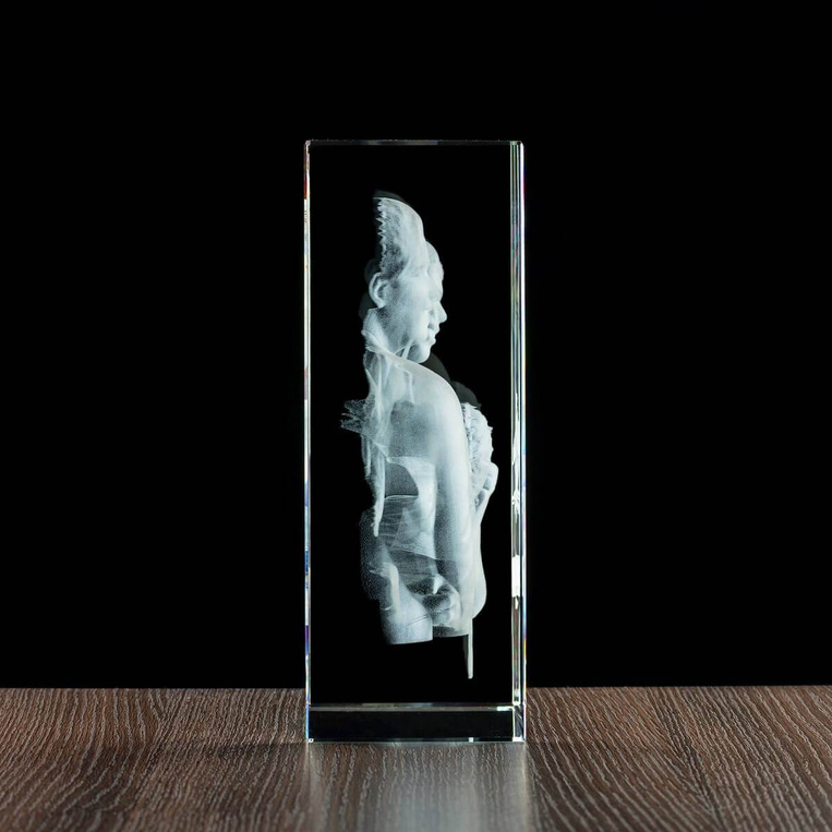 Ekskluzywna statuetka kryształowa 3D – para młoda w świetle LED, luksusowy prezent ślubny i rocznicowy