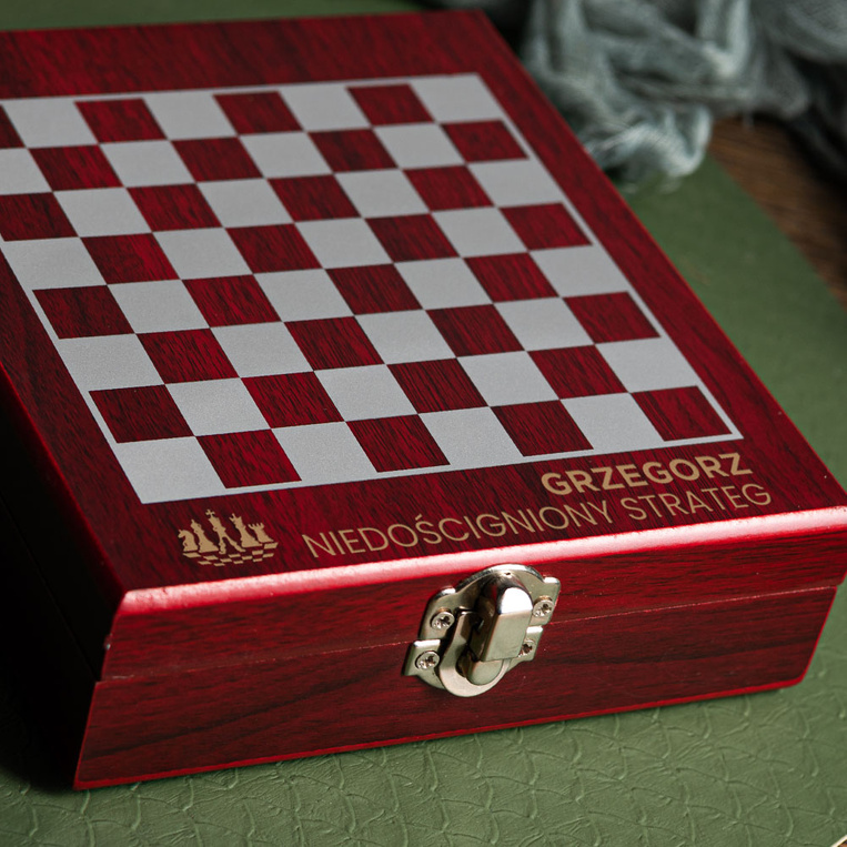 Zestaw do wina z szachami DLA STRATEGA na prezent