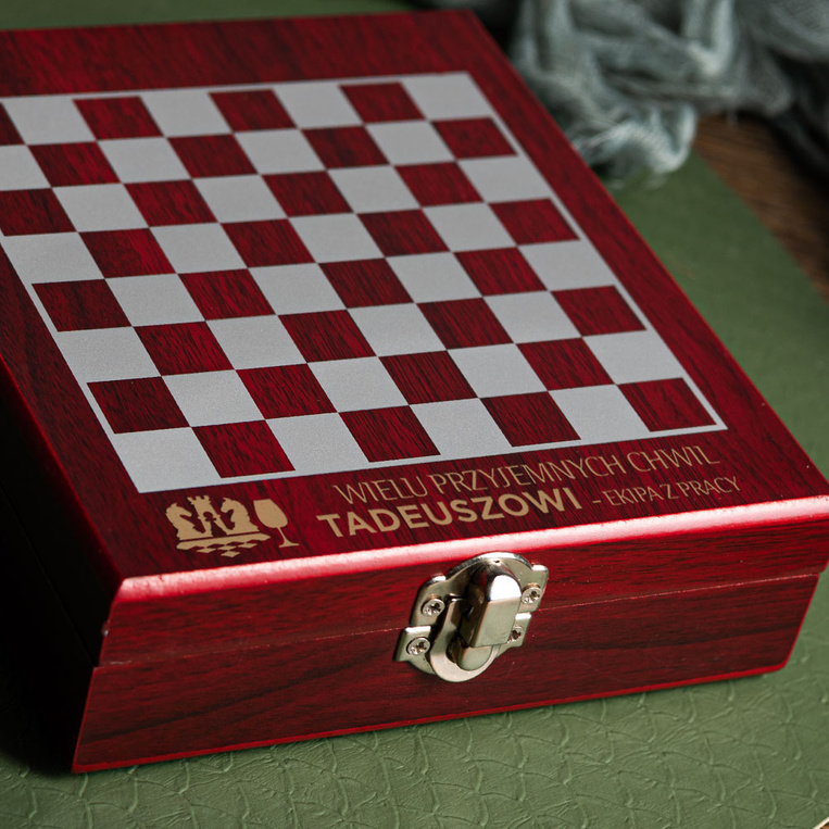 Akcesoria do wina z szachami DLA KOLEGI Z PRACY
