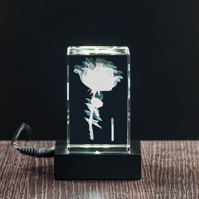 Statuetka szklana LED z grawerunkiem róży 3D i dedykacją – prezent na walentynki lub rocznicę