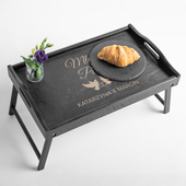 Czarny stolik śniadaniowy z grawerem dla Młodej Pary