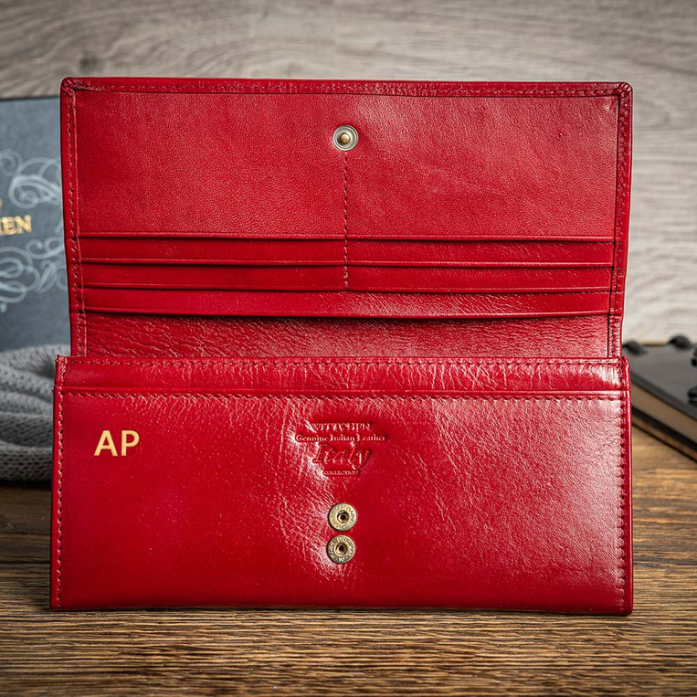 Wiśniowy Portfel Wittchen z Złotymi Inicjałami - Ekskluzywny Prezent