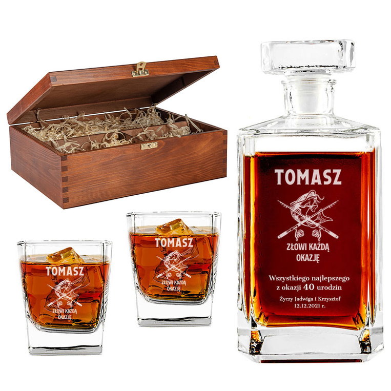 Karafka prosta w zestawie z 2 szklankami i drewnianej skrzynce GRAWER DLA WĘDKARZA
