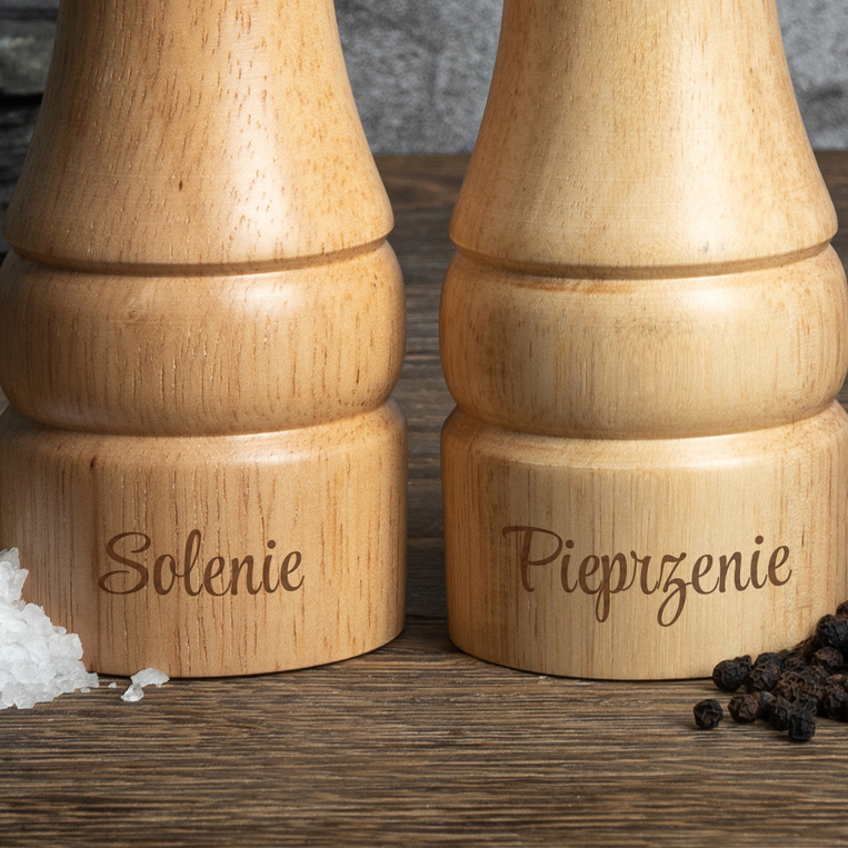 Młynek do soli i pieprzu z grawerem "Solenie" i "Pieprzenie"