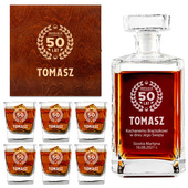 Zestaw karafka i szkalnki w drewnianej skrzynce GRAWER na prezent na 50 URODZINY