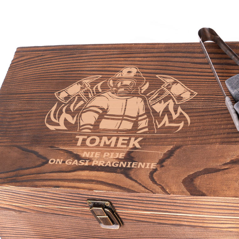 Zestaw do whisky DLA STRAŻAKA – „On nie pije, on gasi pragnienie”