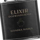 Piersiówka w skórze z grawerem ELIXIR DOŚWIADCZENIA DZIADKA + IMIĘ