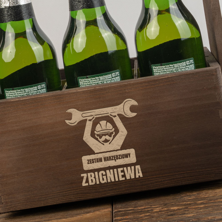 Grawerowane nosidło drewniane na piwo ZESTAW NARZĘDZIOWY + IMIĘ
