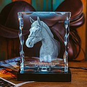 Szklana statuetka z koniem 3D – podświetlany fotokryształ z dedykacją