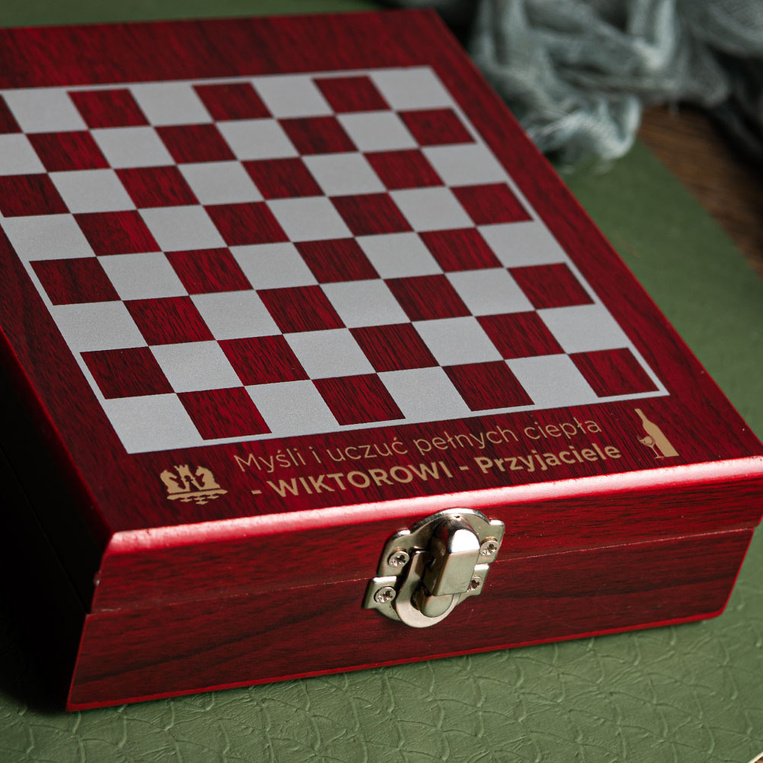 Grawerowany zestaw do wina z szachami PREZENT DLA PRZYJACIELA