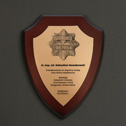 Dyplom policyjny z odznaką i dedykacją – prezent NA EMERYTURĘ AWANS