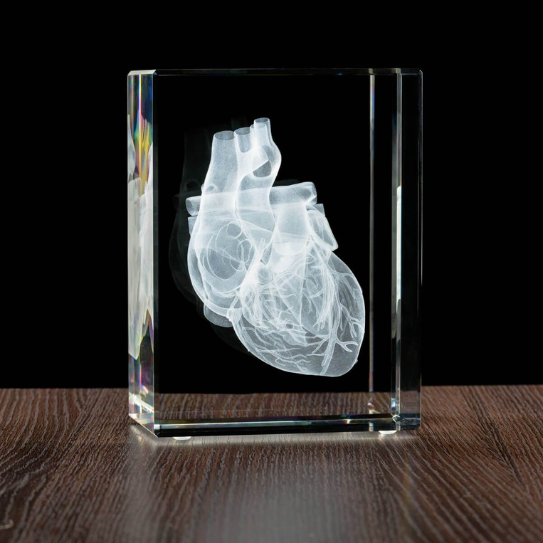 Szklana fotolampka LED z grawerunkiem 3D serca – statuetka 150×200×100 mm