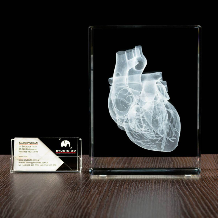 Szklana fotolampka LED z grawerunkiem 3D serca – statuetka 150×200×100 mm