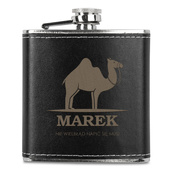 Piersiówka z grawerem IMIĘ + NIE WIELBŁĄD NAPIĆ SIĘ MUSI