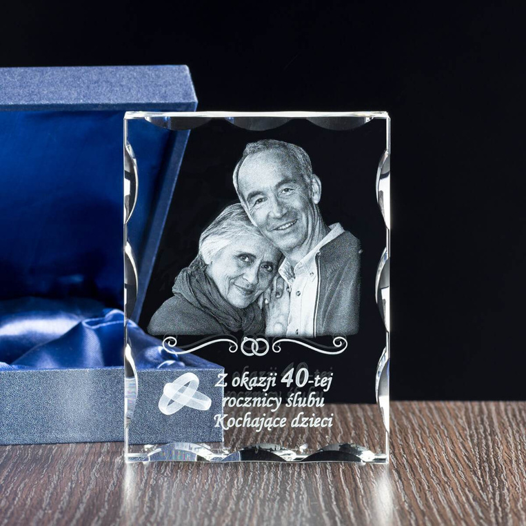 Kryształowa statuetka 2D z grawerem zdjęcia pary – zestaw z podstawką LED i etui