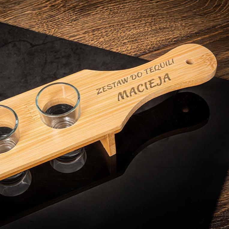 Deska z kieliszkami do shotów z grawerem ZESTAW DO TEQUILI + IMIĘ