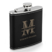 Piersiówka z grawerem dla świadka – WYBORNY ŚWIADEK, czarna skóra, prezent ślubny