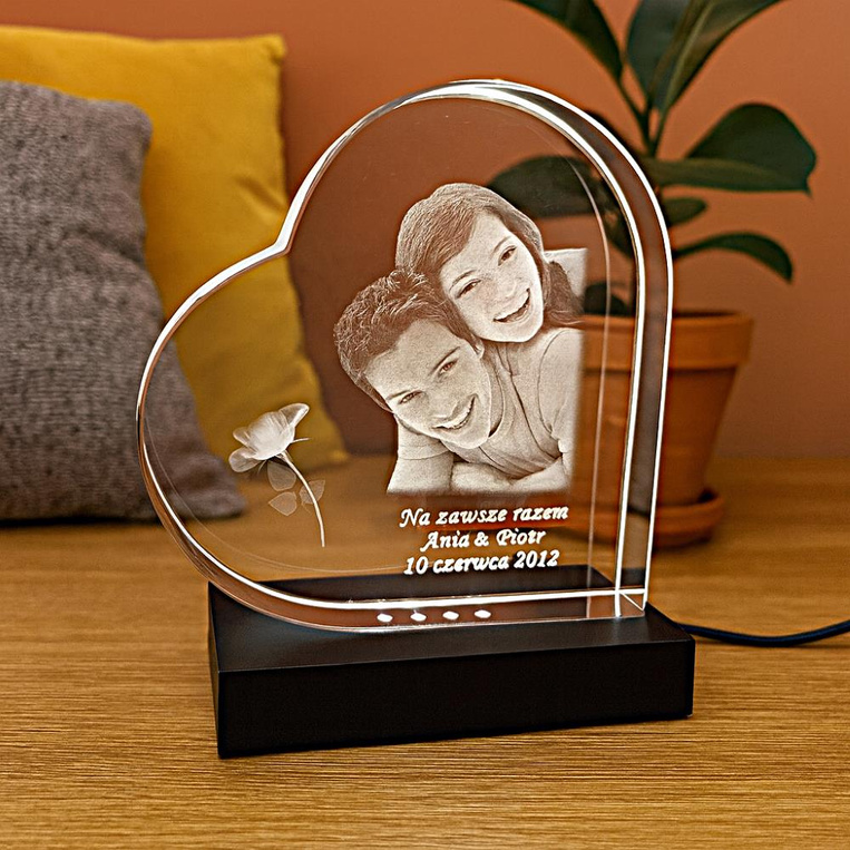 Kryształowa statuetka serce 3D z grawerem pary na podstawce LED – ekskluzywny prezent ślubny