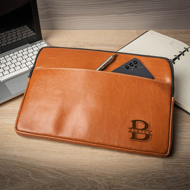 Skórzane etui do laptopa 13 cali wygrawerowany MONOGRAM I IMIĘ