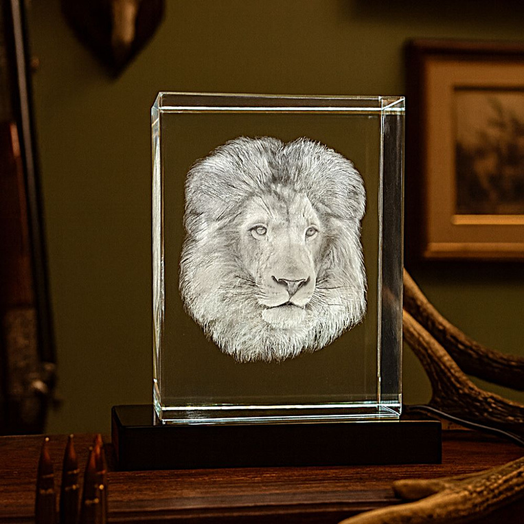 Statuetka 3D Lew z podświetleniem LED – trofeum z Wielkiej Piątki w szkle