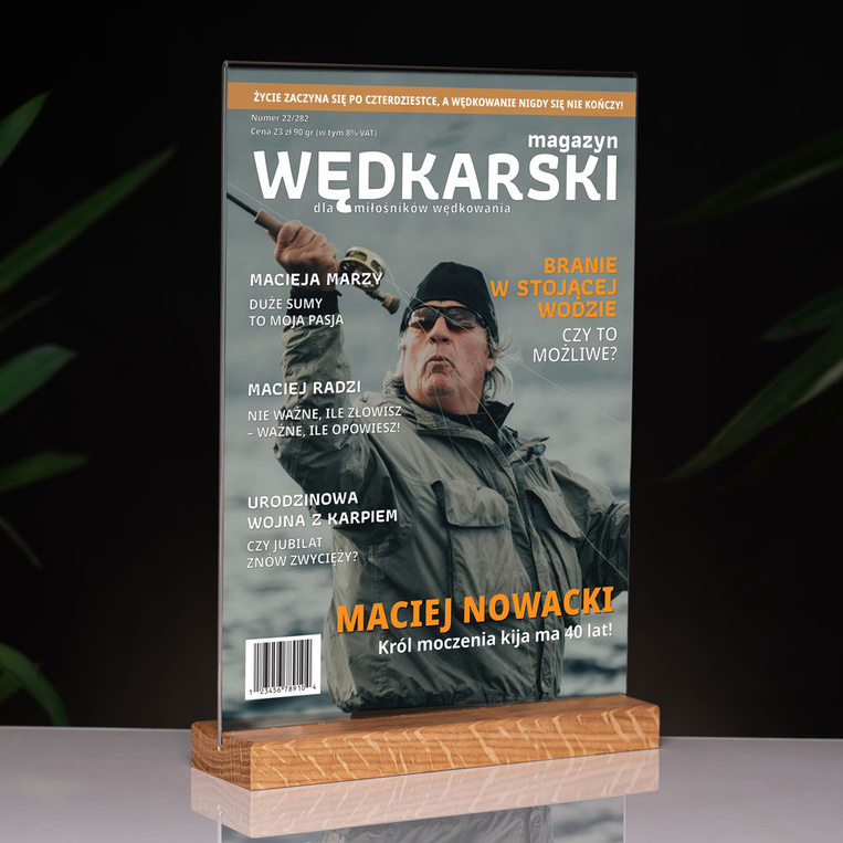 Statuetka ze szkła akrylowego 21x30 cm – Okładka „Magazyn Wędkarski”