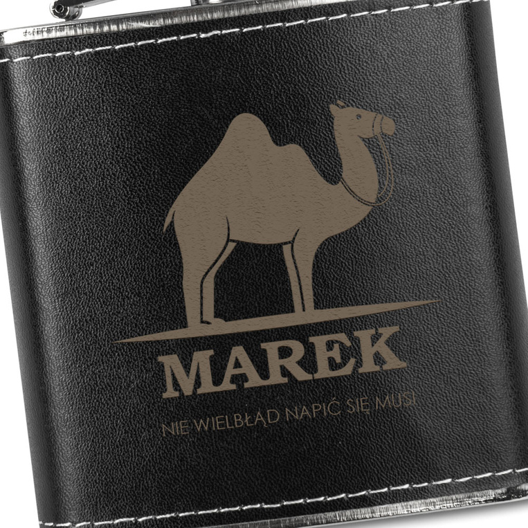 Piersiówka z grawerem IMIĘ + NIE WIELBŁĄD NAPIĆ SIĘ MUSI