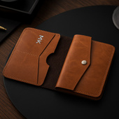 Portfel SLIM brązowy ze srebrnymi inicjałami – PREZENT DLA CHŁOPAKA, BRATA