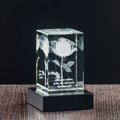 Statuetka szklana LED z grawerunkiem róży 3D i dedykacją – prezent na walentynki lub rocznicę