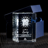 Prezent na 18-stkę - statuetka szklana z Twoją dedykacją