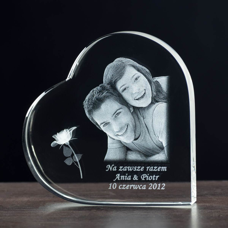 Kryształowa statuetka serce 3D z grawerem pary na podstawce LED – ekskluzywny prezent ślubny