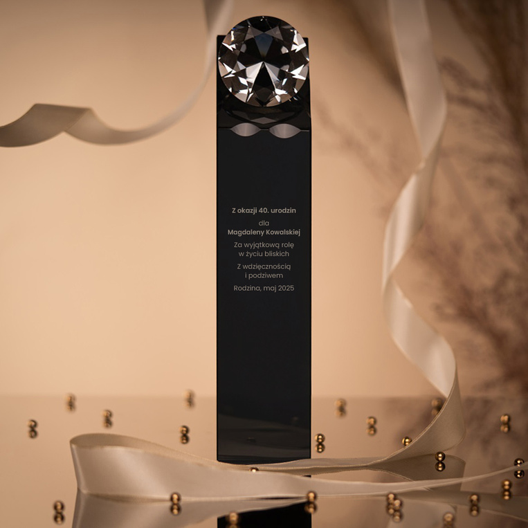 Statuetka NA URODZINY 18, 40, 50 z diamentem. Twoja personalizacja