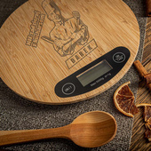 Waga kuchenna grawerowana DLA KUCHARZA na urodziny imieniny