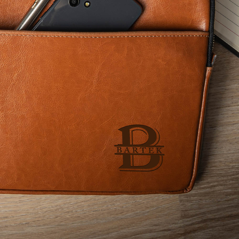 Skórzane etui do laptopa 13 cali wygrawerowany MONOGRAM I IMIĘ
