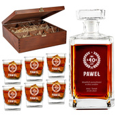 Karafka i 6 szklanek w drewnianej skrzyni z grawerem Z OKAZJI 40 URODZIN