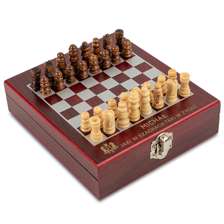 Zestaw do wina z szachami z grawerem JAKI W SZACHACH TAKI W ŻYCIU + IMIĘ