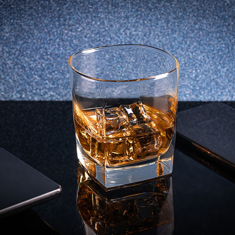 Zestaw do whisky w skrzynce z grawerem – prezent dla Żandarmerii Wojskowej