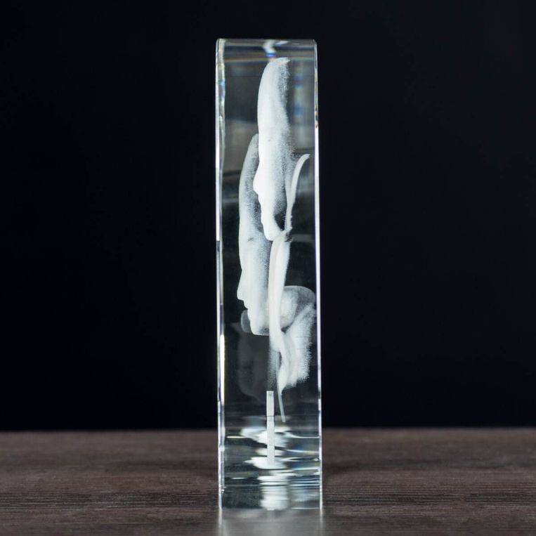 Kryształowa statuetka serce 3D z grawerem pary na podstawce LED – ekskluzywny prezent ślubny