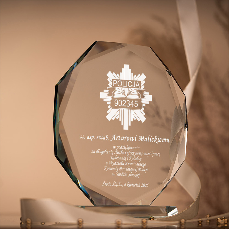 Statuetka z grawerem DLA POLICJANTA odchodzącego na emeryturę – OD ZAŁOGI
