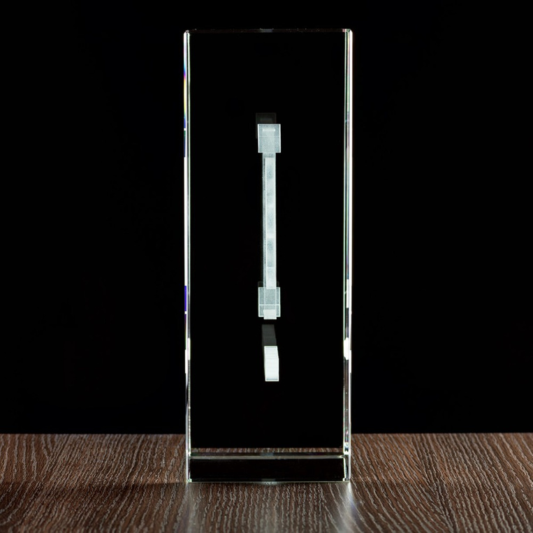 Fotolampka 3D z grawerem logo – elegancka statuetka do aranżacji recepcji firmowej