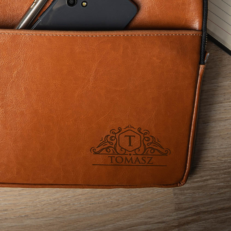 Skórzane etui do laptopa 13 cali GRAWEROWANY MONOGRAM na prezent