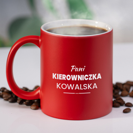 Czerwony kubek z grawerem „Pani Kierowniczka” – personalizowany
