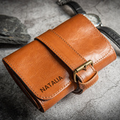 Eleganckie skórzane etui na zegarki z grawerem - prezent dla kobiety