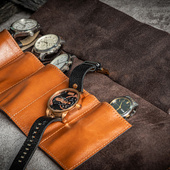 Eleganckie skórzane etui na zegarki na prezent TŁOCZONE ZŁOTE INICJAŁY