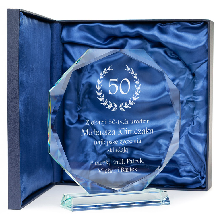 Grawerowana statuetka – prezent na 50. urodziny od przyjaciół, rodziny