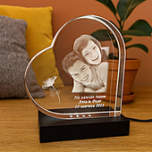 Kryształowa statuetka serce 3D z grawerem pary na podstawce LED – ekskluzywny prezent ślubny