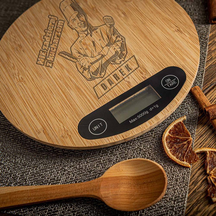 Waga kuchenna grawerowana DLA KUCHARZA na urodziny imieniny