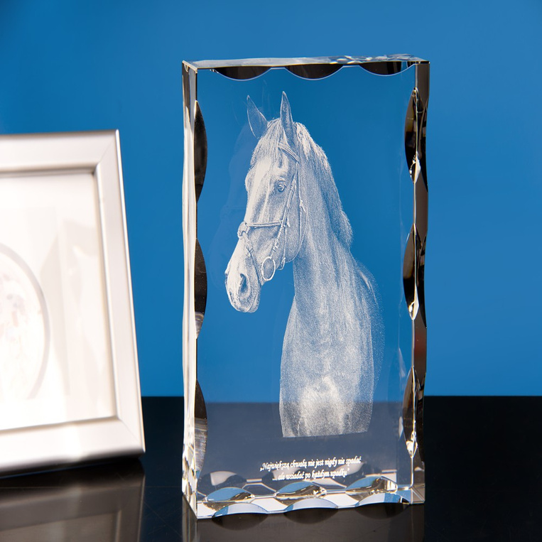 Prezent dla miłośnika koni - zdjęcie 3D konia wygrawerowane wewnątrz szklanej statuetki